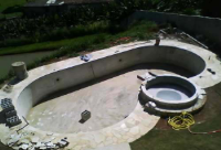 Construção de piscina de vinil e concreto