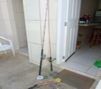 2 varas de pesca com molinetes usadas