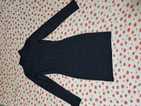 Vestido curto preto, manga longa, gola curta